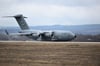 Transportflugzeuges von Typ Boeing C-17 Globemaster  der US-Luftwaffe landen auch am Flughafen Leipzig/Halle.