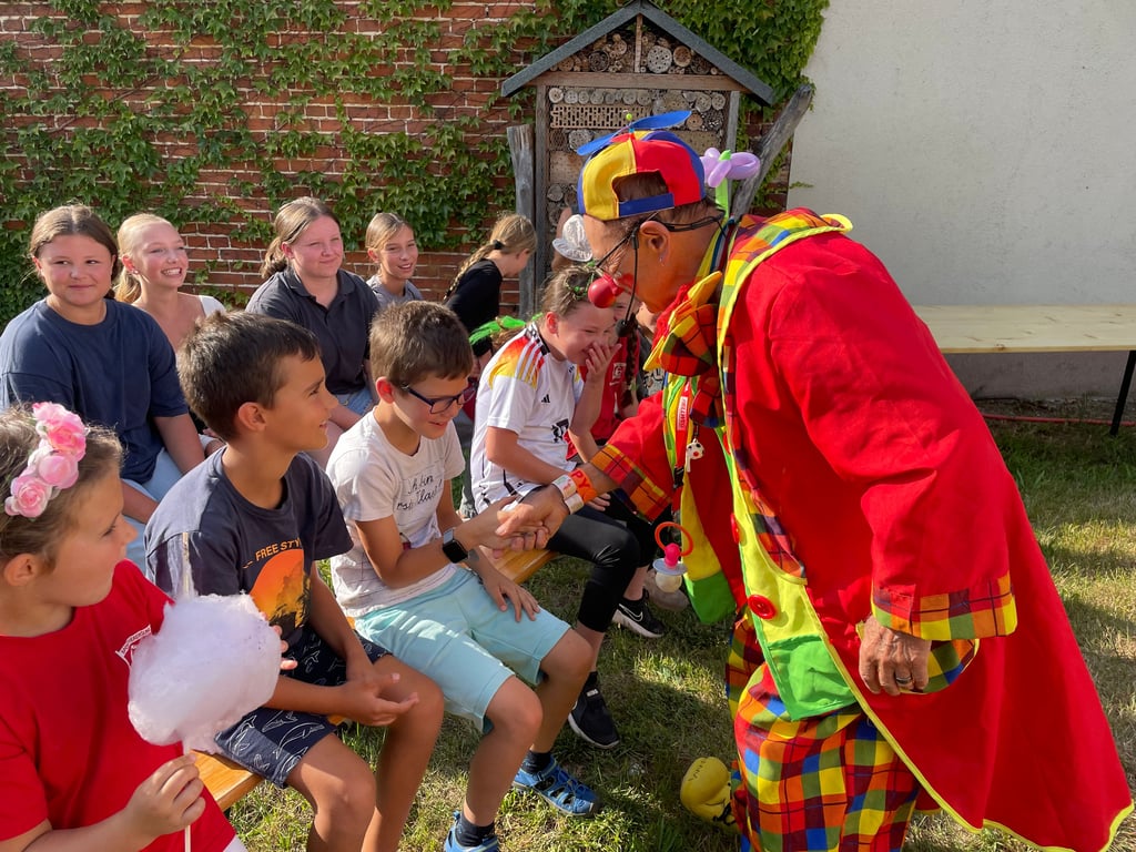 Clown Celly ging mit seinem Publikum auf Tuchfühlung.