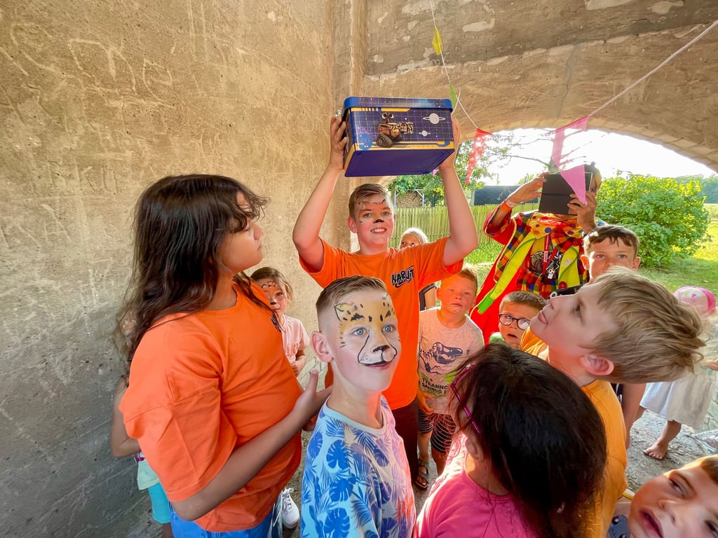 Im Glockenturm fanden die Kinder den Schatz.