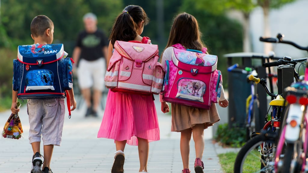 Kleine Kinder auf dem Schulweg: Mit der Grundschule beginnt der Weg in die Selbstständigkeit. Das können Eltern fördern. 