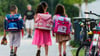 Kleine Kinder auf dem Schulweg: Mit der Grundschule beginnt der Weg in die Selbstständigkeit. Das können Eltern fördern.&nbsp;