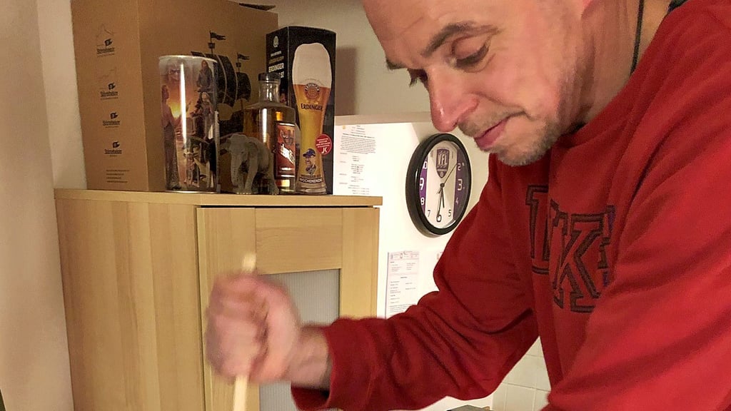 Matthias Kemme aus Tangermünde in der Altmark braut Bier in seiner Küche.