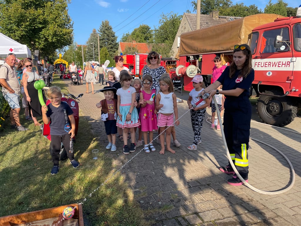 Feuerwehr geht bei den Kindern immer. Entweder mit Spielen oder mit einer kleinen Tour mit dem Feuerwehrauto durch Hohenbellin.