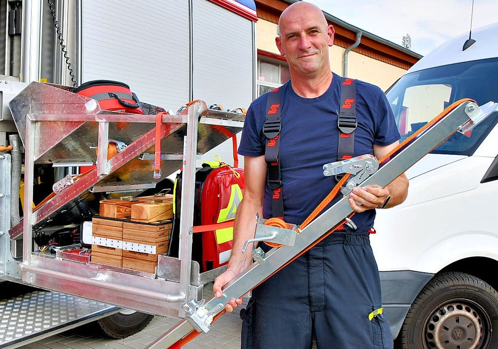 Droht ein Auto nach einem Unfall wegzurutschen, kommt das Abstützsystem zum Einsatz. Sven Bernhardt findet es gut, dass es nun fest auf dem neuen Hilfeleistungsmodul verankert und bei Einsätzen schnell greifbar ist.