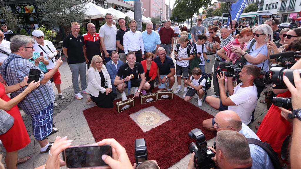 Bei der Präsentation der Bodenplatte für Olympiasieger Lukas Märtens herrschte ein großes mediales Interesse.