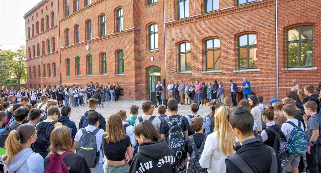 Anlass für den zweiten „Schulhof-Treff“: Nach jahrelanger Sanierung konnte auch Haus 1 der Sekundarschule Roßlau in Betrieb genommen werden.