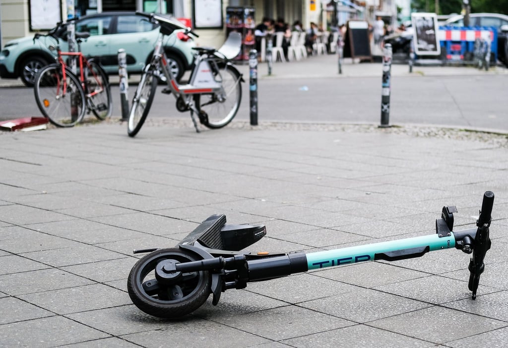 Ein Unbekannter hat mit einem E-Scooter geworfen und einen Mann verletzt. (Symbolbild)