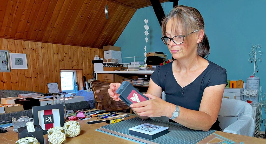 Mit Cutter und Lineal bewaffnet kann Kathrin Schwitzky in ihrem Kreativzimmer so richtig loslegen. Im Moment konzentriert sie sich auf kreative Geschenkverpackungen, die sie zum Kunsthandwerkermarkt verkaufen möchte.