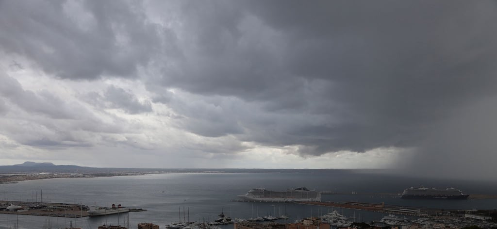 Für Mittwoch warnt der Wetterdienst Aemet vor heftigen Regenfällen sowie schweren Sturmböen und rief die Alarmstufe Orange aus.