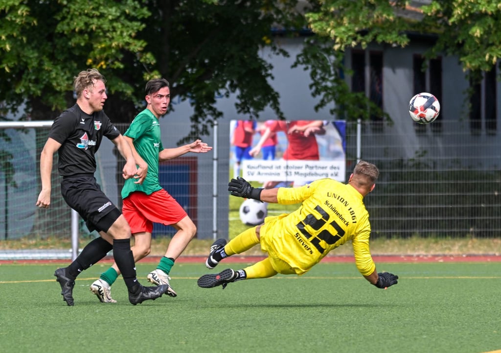 A-Junior Bleon Rexhepi (2.v.l.) schnürte gegen Union Schönebeck einen Doppelpack zum Heimsieg des SV Arminia.