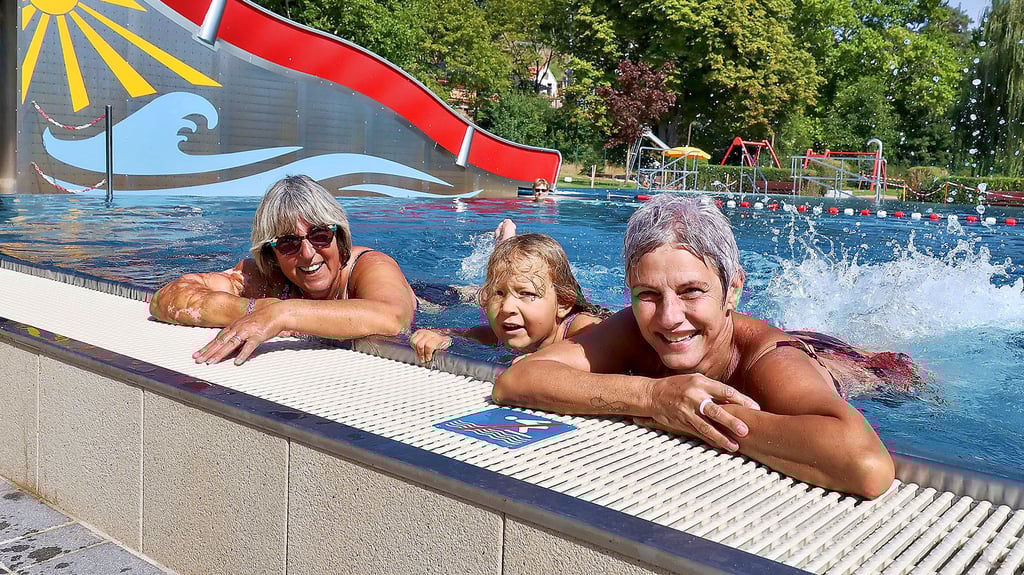 Michaela Kunert und Enkelin Lotta kommen gerne und oft ins Sommerbad nach Allstedt. Auch Christine Streitz (r.) ist hier Stammgast.