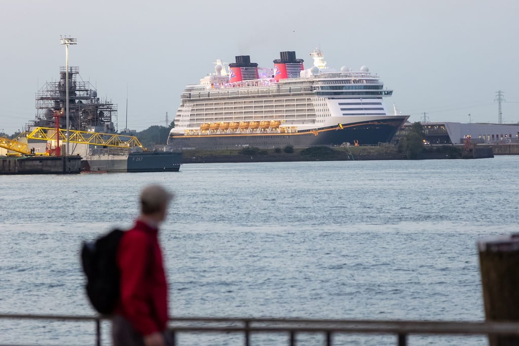 Die „Disney Dream“ läuft den Hamburger Hafen erstmals anlässlich einer Reise an.