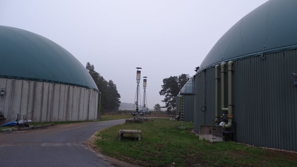 Symbolfoto - Blick auf eine Biogasanlage