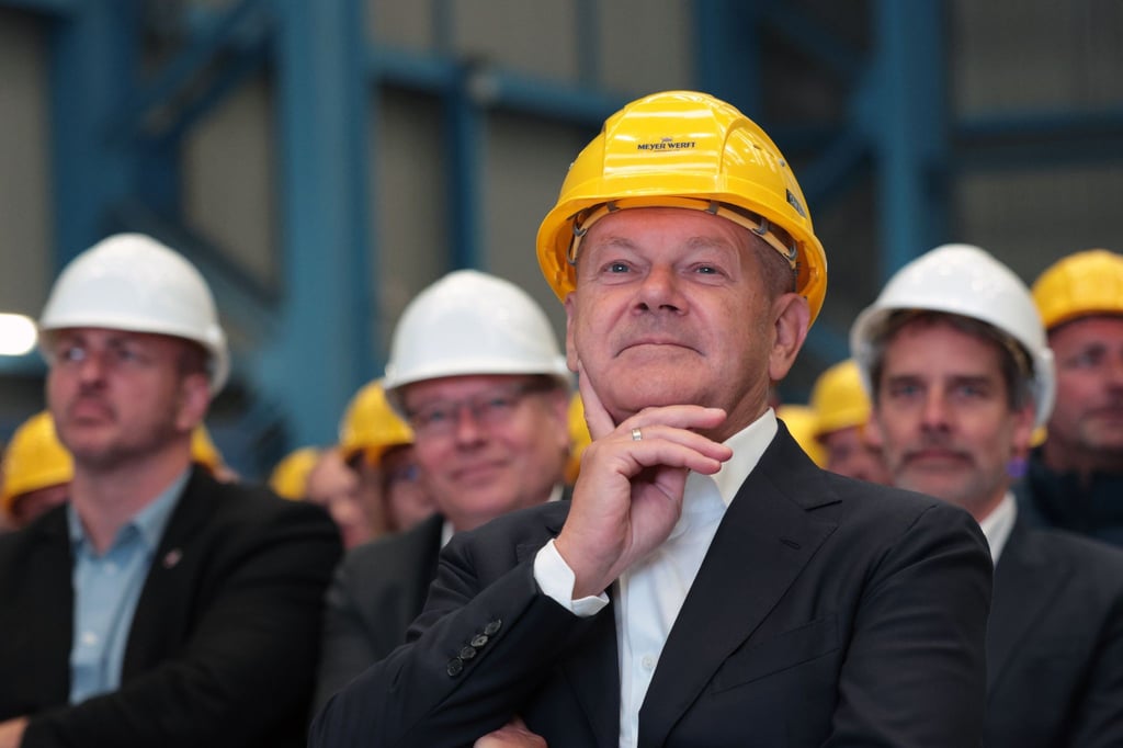 Bundeskanzler Olaf Scholz nimmt an einer Betriebsversammlung der Meyer Werft teil. (Archivbild)