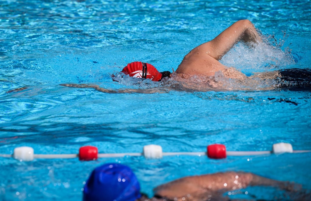 In einigen Berliner Freibädern können Schwimmer noch länger ihre Bahnen ziehen. (Archivbild)