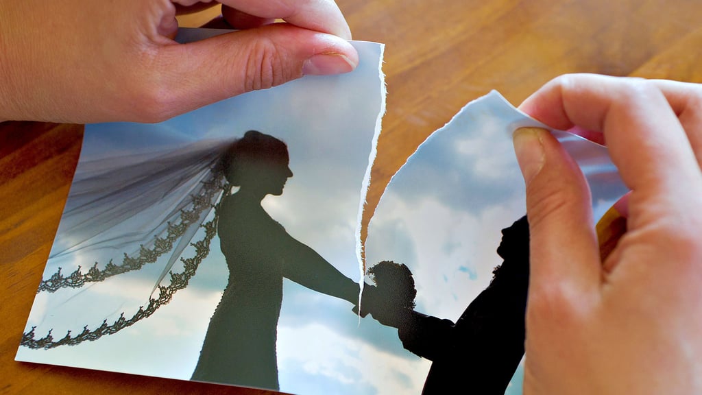 Eine Frau zerreißt ihr Hochzeitsfoto. In Salzwedel und im Altmarkkreis stieg die Zahl der Scheidungen in den vergangenen Jahren an.