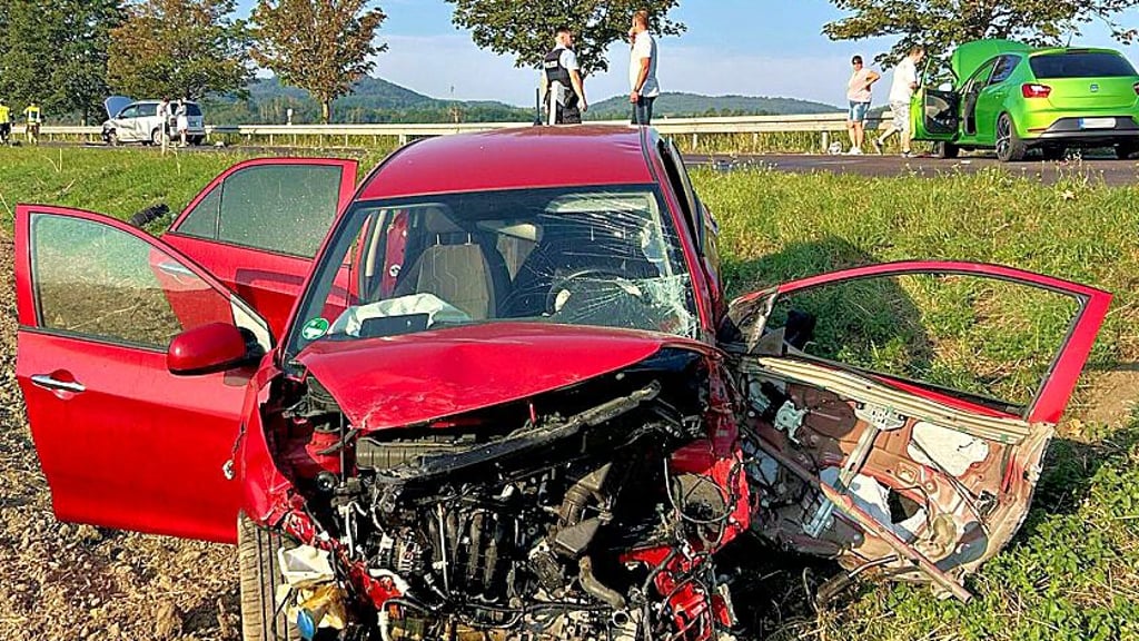 Der Kia der schwer verletzten Unfallverursacherin landete nach der Kollision mit einem Lkw und zwei weiteren Autos auf einem Feld.