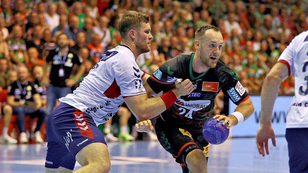 Kapitäne unter sich: Es ist gut möglich, dass entweder Magdeburgs Christian O’Sullivan (r.) oder Flensburgs Johannes Golla nach dem letzten Spieltag am 8. Juni 2025 die Meisterschale in Empfang nehmen darf.
