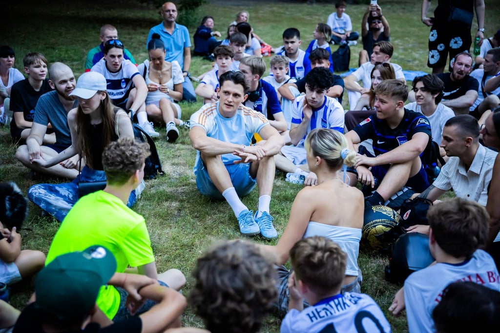 Fabian Reese mit Fans im Lietzenseepark.
