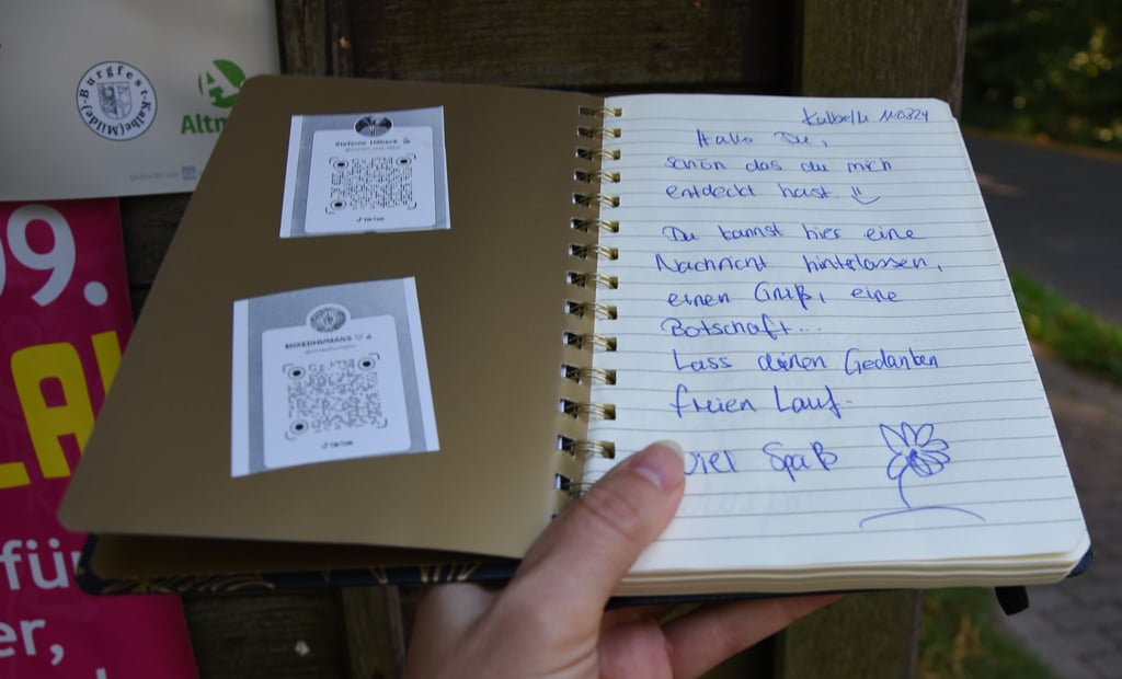 Seit kurzem hängt dieses Gästebuch, geschützt von einer Klarsichtfolie und ausgestattet mit mehreren Schreibstiften, an einer Bekanntmachungstafel an der Straße der Jugend in Kalbe.