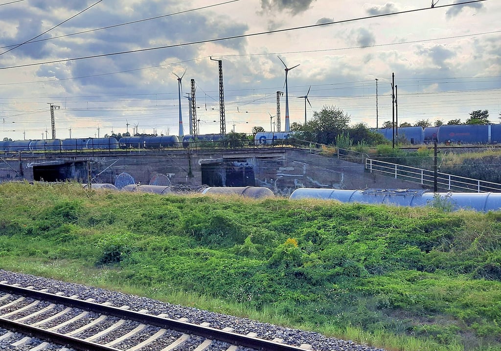 Aufgrund der Gleise kommt man nicht näher an das Bauwerk „Leipziger Loch“ heran, welches im Hintergrund zu sehen ist.