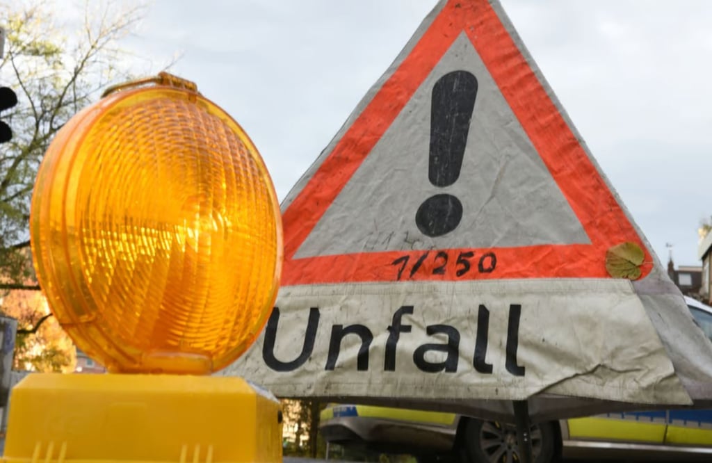 Ein Unfall hat in der Damaschkestraße in Halle zu einer Vollsperrung geführt.