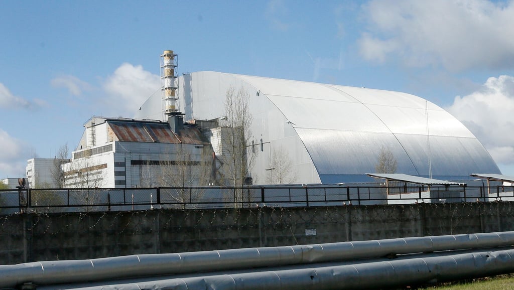 Die Überreste des 1986 havarierten Reaktors des Atomkraftwerks Tschernobyl werden inzwischen von einem Stahlbogen vor Wind und Wetter geschützt. (Archivfoto)
