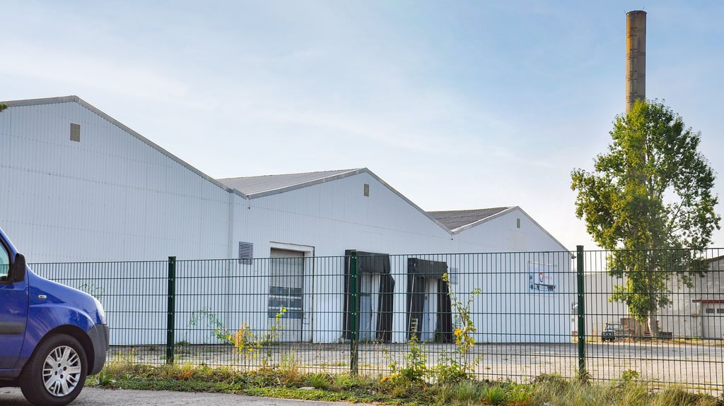 Die zu DDR-Zeiten für Wischeobst gebauten Hallen in Seehausen/Altmark im Kreis Stendal stehen erneut samt Grundstück zum Verkauf, für 1,5 Millionen Euro.