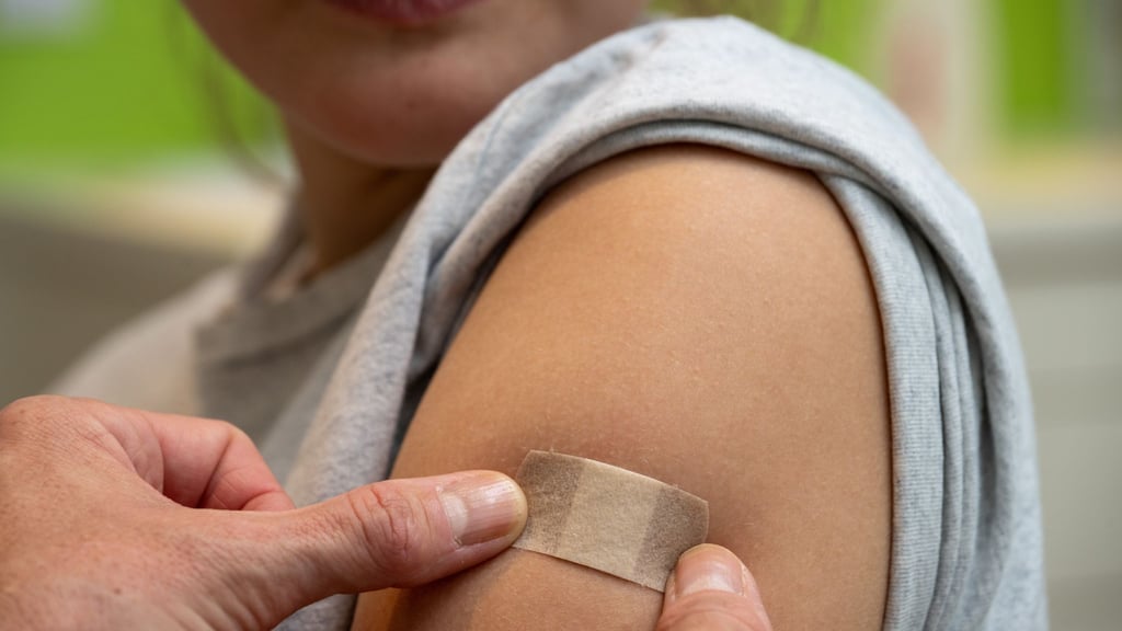 Frühzeitige Vorsorge: Mädchen wie Jungen sollten bereits in jungen Jahren gegen HPV geimpft werden.