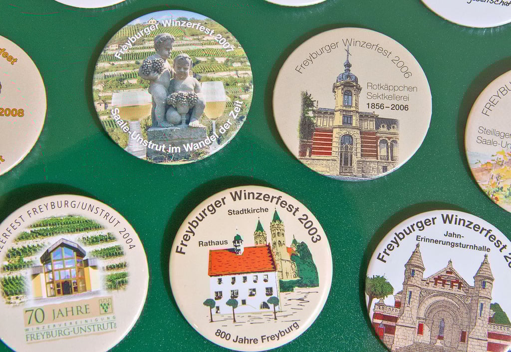Die neue Sonderausstellung im Museum auf Schloss Neuenburg steht ganz im Zeichen des Winzerfestes und zeigt viele Objekte, darunter Anstecker, Gläser, Plakate, und weitere besondere Schaustücke. Sie stammen zumeist aus dem Bestand oder sind auch Leihgaben.