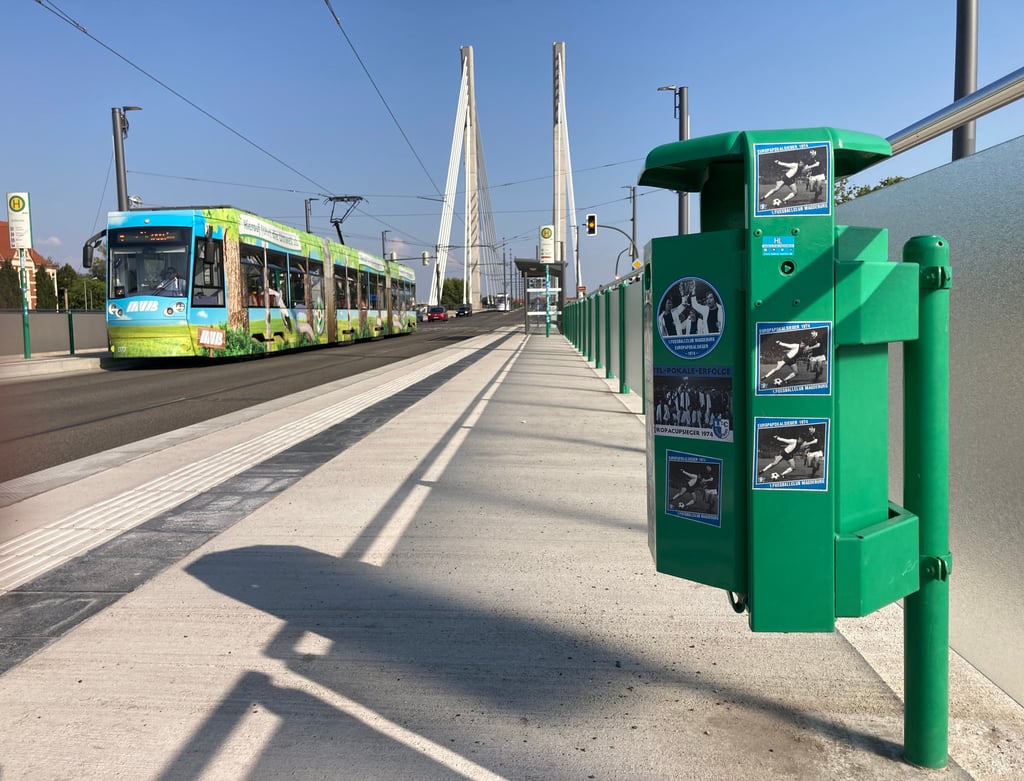 Dieser Mülleimer steht an der Haltestelle "Zollbrücke" auf der Königin-Editha-Brücke.