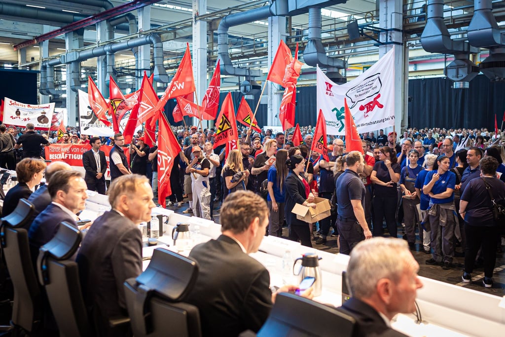 Auf der Betriebsversammlung in Wolfsburg verteidigt der VW-Vorstand den Sparkurs.