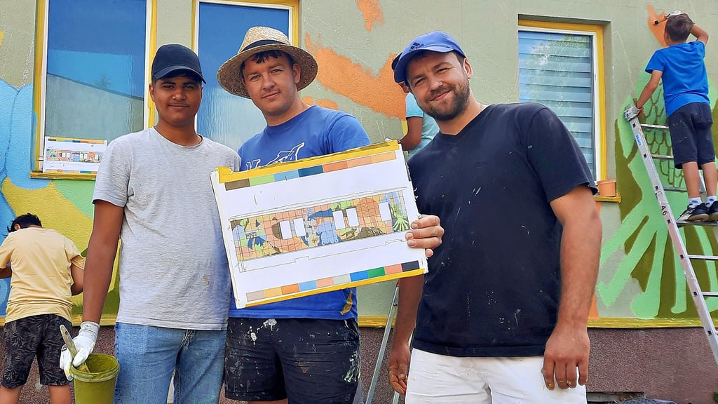 Osman Ghani, der als unbegeleiter minderjähriger Flüchtling nach Deutschland kam, nahm an dem Graffiti-Projekt teil, das von den halleschen Künstlerbrüdern Jaro und Janek Seemann (v.l.n.r.) geleitet wird. Dazu wurde eine Skizze auf Papier gebracht, die die Teilnehmer auf die Wände übertragen.
