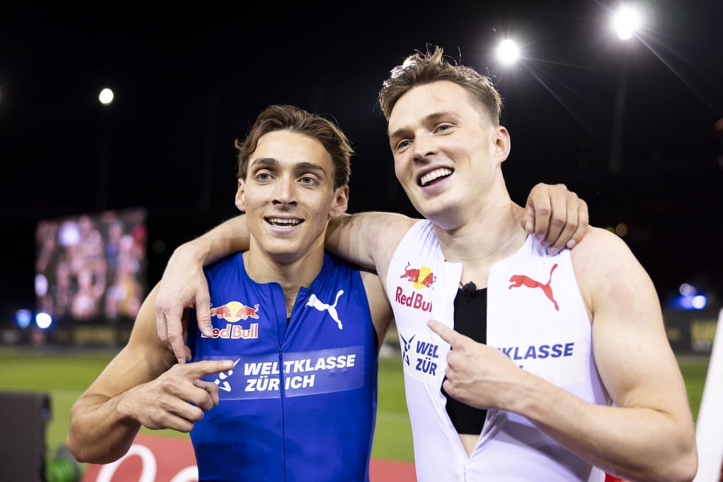 Norweger Warholm (r) muss nach der Niederlage gegen Duplantis beim Meeting am Donnerstag in einem schwedischen Trikot laufen.