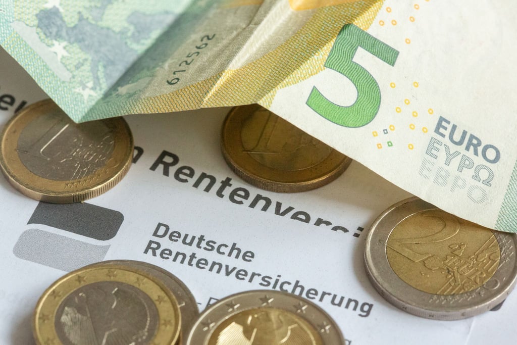 Wer über das Rentenalter arbeitet, soll künftig eine Prämie bekommen können. Das können mehrere Tausend Euro sein. (Illustration)
