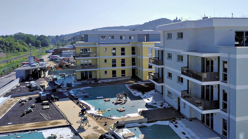 Auf dem Außengelände des neuen Wohnkomplexes an der Georgiistraße in Wernigerode wird noch gearbeitet.