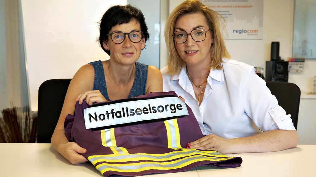 Dany Schulze (l.) und Katharina Lüdicke mit der Weste, die sie in den Einsätzen als Notfallseelsorger tragen.