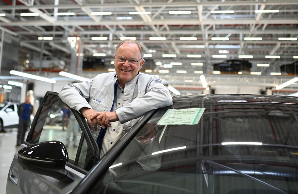Niedersachsens Ministerpräsident Weil, hier im VW-Werk Emden, weiß um die Bedeutung des Autokonzerns für sein Bundesland. (Archivbild)