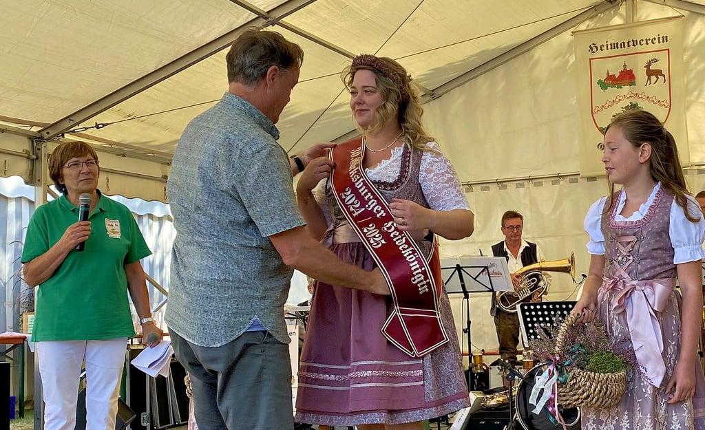 Jessens Bürgermeister Michael Jahn fällt am Sonntag die ehrenvolle Aufgabe zu, der frischgekürten 30. Heidekönigin der Glücksburger Heide, Alexandra Fischer, auf dem Heidefest in Schweinitz die „Amtsschärpe“ umzulegen, verbunden mit seinen herzlichen Glückwünschen.