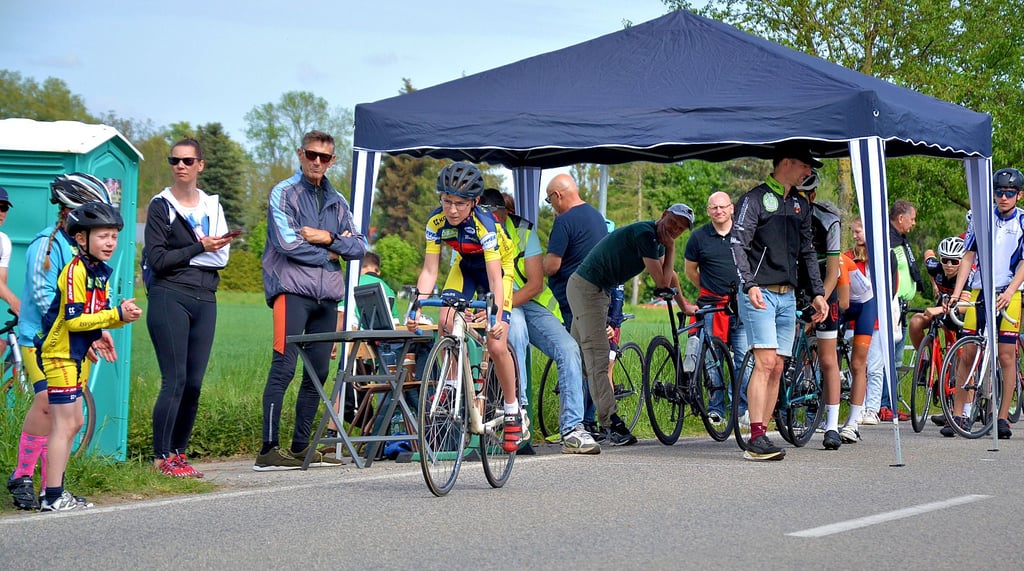 Die Sportler des Radsportvereins Osterweddingen (RSV) sind ein Aushängeschild für das Sülzetal. RSV-Päsident Siegfried Kindler droht mit Weggang angesichts der schlechten Trainingsmöglichkeiten. Unser Bild zeigt eine Startszene bei der diesjährigen Landesmeisterschaft im Einzelzeitfahren in Bahrendorf.