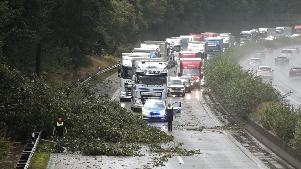 Das Unwetter sei unerwartet heftig gewesen, teilte die Feuerwehr mit.