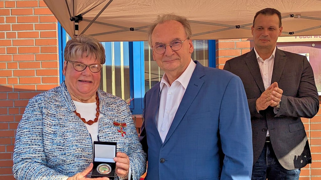 Ministerpräsident Reiner Haseloff reiste extra für Karla Michalski nach Gerwisch.