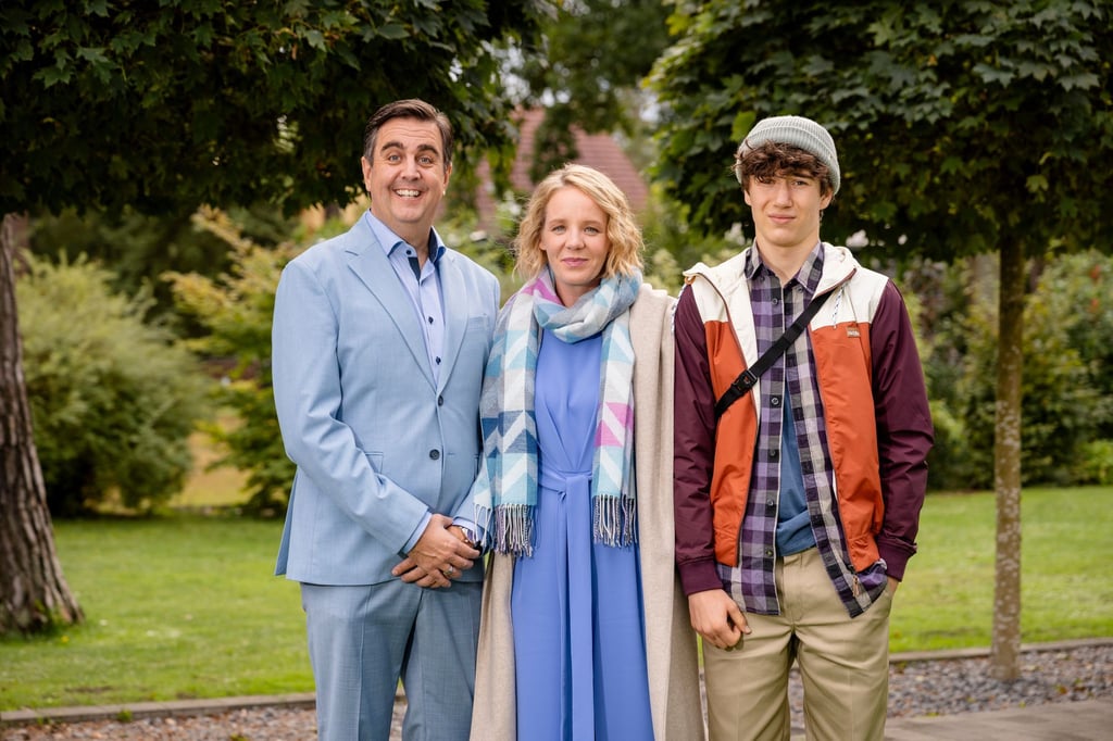 Bei den Siewers ist es sicher nie langweilig: Hajo (Bastian Pastewka, l), Vera (Katrin Wichmann) und Marvin (Arthur Gropp).