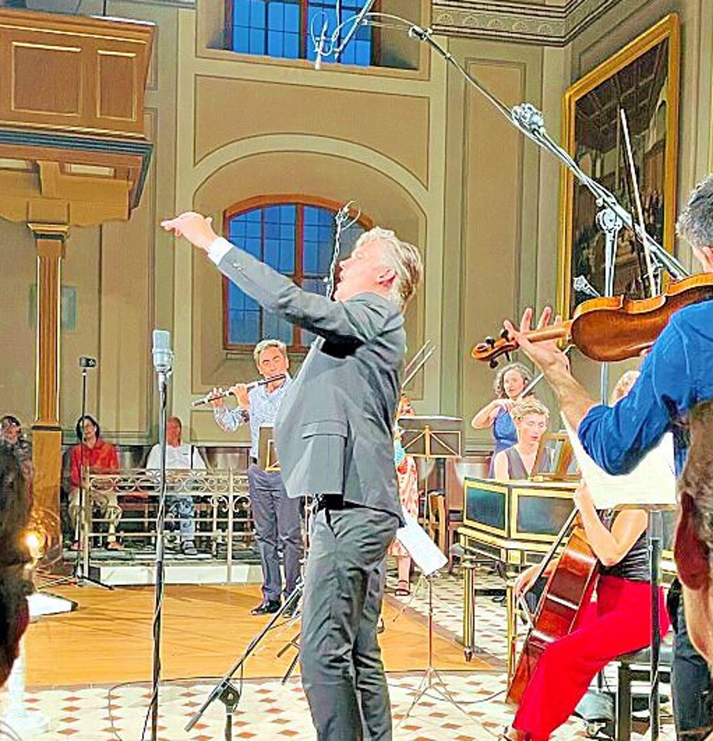Der Tenor Benedikt Kristjánsson dirigiert das Publikum in der Kirche St. Agnus in Köthen.