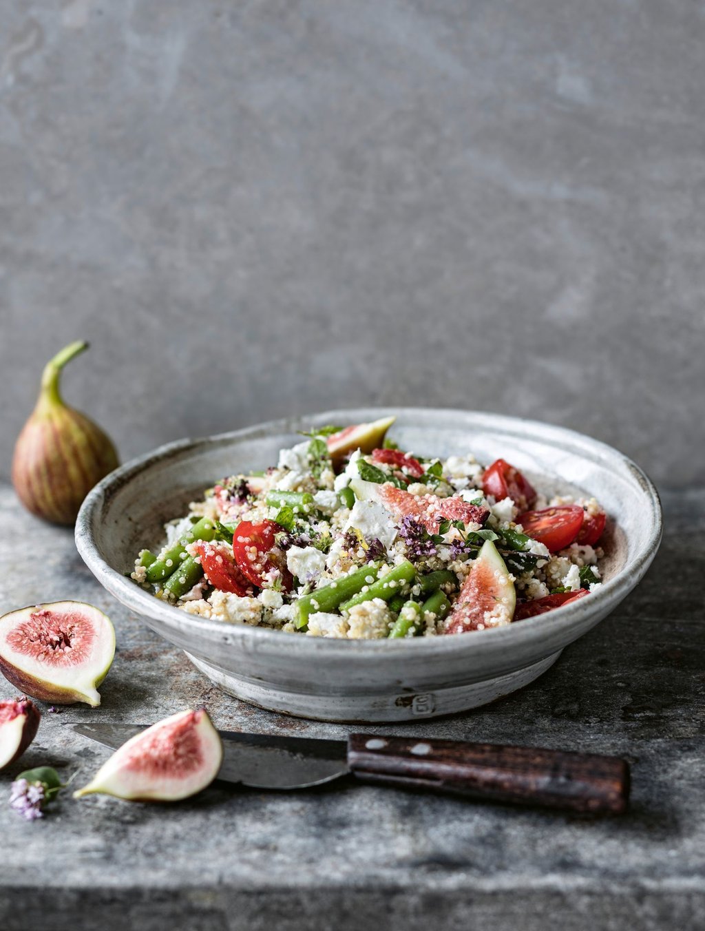 Sieht aus wie ein Spätsommer-Gedicht: Quinoa-Salat mit Feigen, Feta und grünen Bohnen.