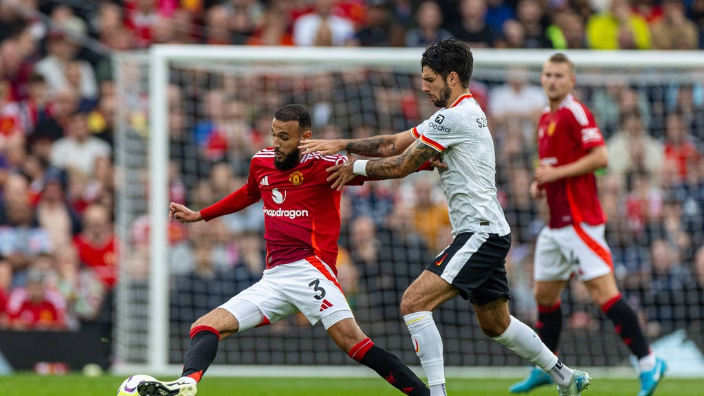 Dominik Szoboszlai (r.) im Spiel des FC Liverpool gegen Manchester United.