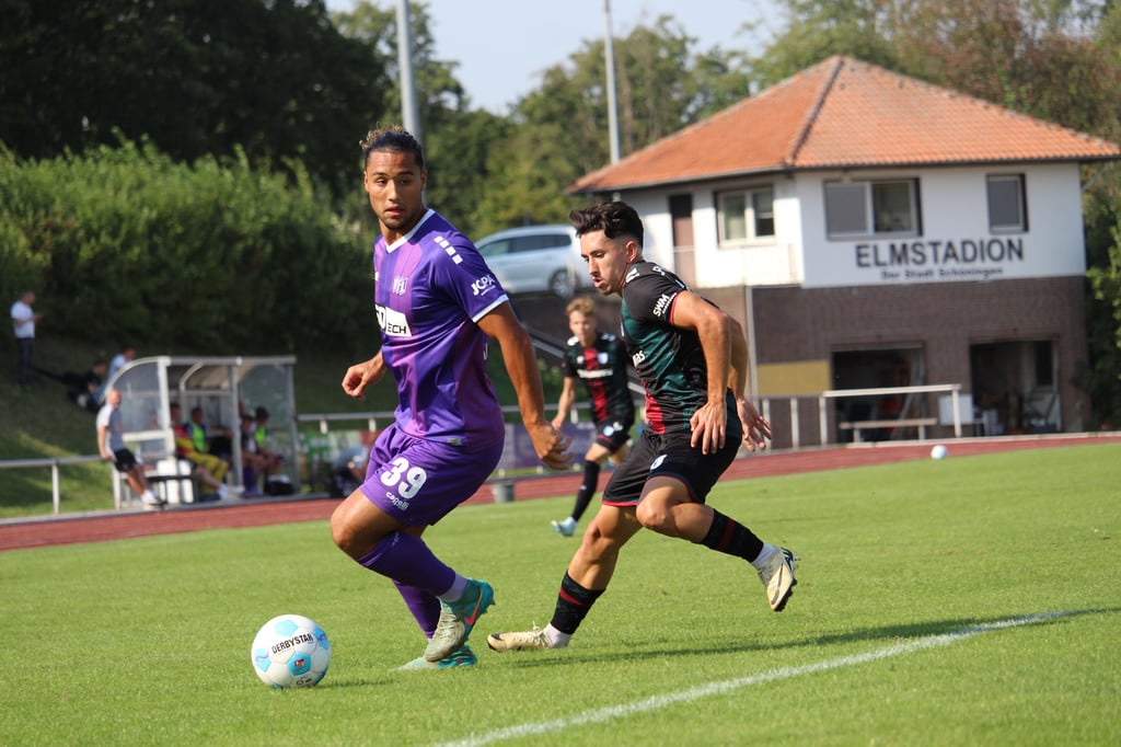 Jason Ceka vom 1. FC Magdeburg im Testspiel-Duell gegen Yigit Karademir vom VfL Osnabrück.