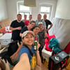 Gastfreundschaft wird auf den Philippinen und an der Saale großgeschrieben: Das Umzugsteam nach erfolgreicher Arbeit in der neuen Wohnung von Rose Turingan (vorn). 