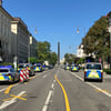 Zahlreiche Polizisten sind in der Münchner Innenstadt in der Nähe des NS-Dokumentationszentrums und des Israelischen Generalkonsulats im Einsatz. Die Polizei hat in der Münchner Innenstadt bei einem größeren Einsatz in der Nähe des Israelischen Generalkonsulats eine verdächtige Person niedergeschossen.