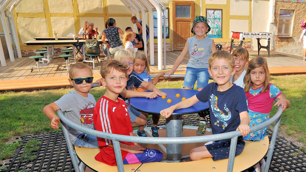 Die Mädchen und Jungen gehen gern in die evangelische Kindertagesstätte Schmidtsche Stiftung, die es bereits seit 170 Jahren gibt. Nun haben sie auch ein grünes Klassenzimmer mit verschiedenen Spielstationen.